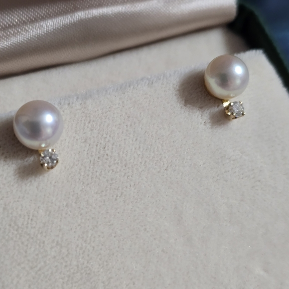 Elegant Pearl and Gold Stud Earrings - Picture 5 of 6